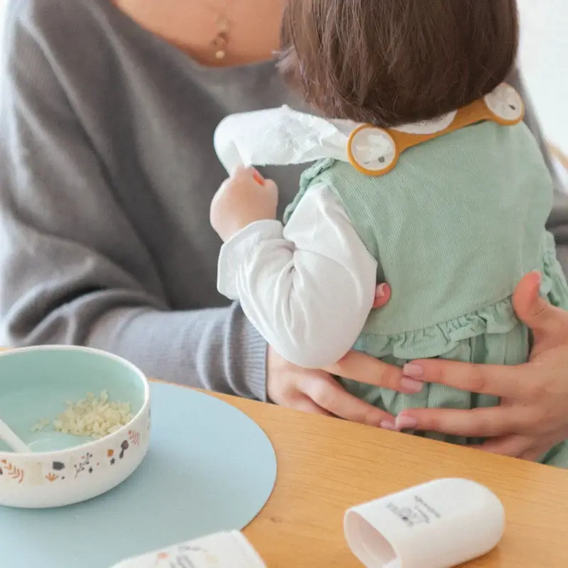 Suavinex Set Cuchara + Estuche Portacucharas + Sujeta-Baberos, +4 Meses, Wonderland Beige - Image 6